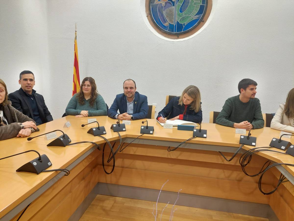 La consellera amb l`equip de govern i el líder de l`oposició, Raül Garcia.