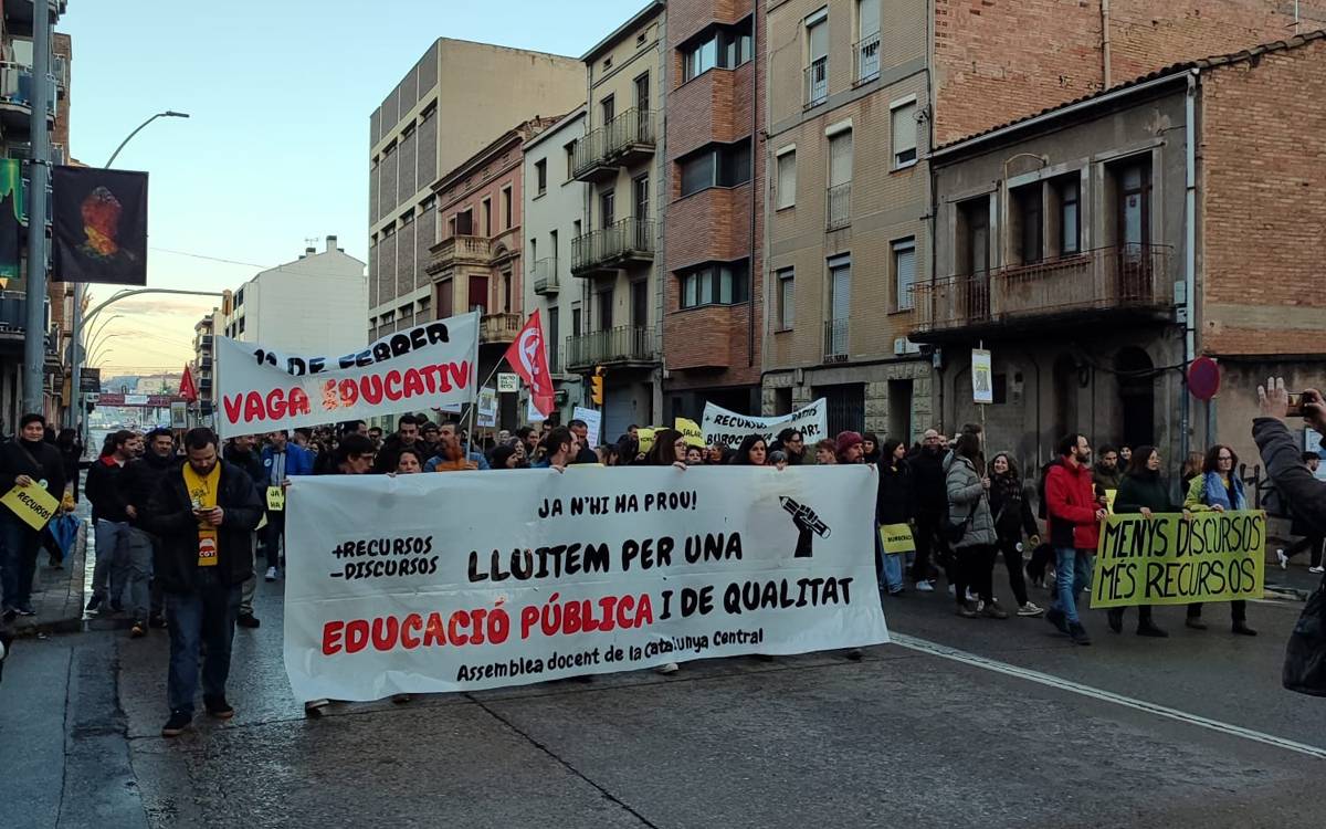 Docents i personal educatiu es concentren a Manresa per reclamar millores al sistema educatiu