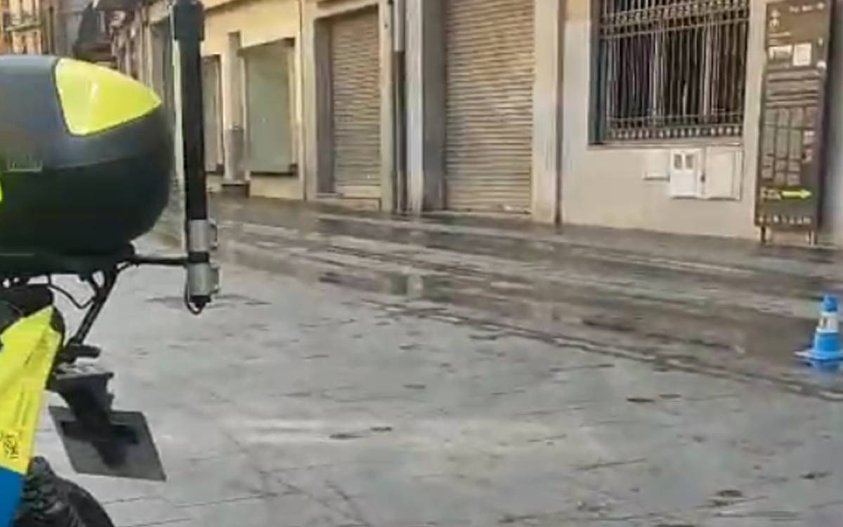 A l'hospital després de caure per una fuita d'oli d'una màquina netejadora a la plaça Major