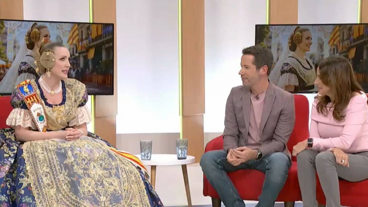 La fallera d'Ohio que parla català perquè es va enamorar de València: «La llengua, com les Falles, és cultura»