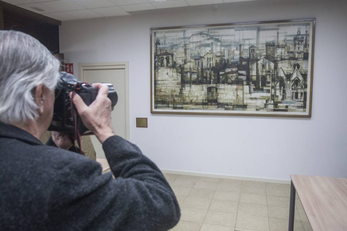 Josep Guindo, fotografiant una de les obres del pintor - Nebridi Aróztegui