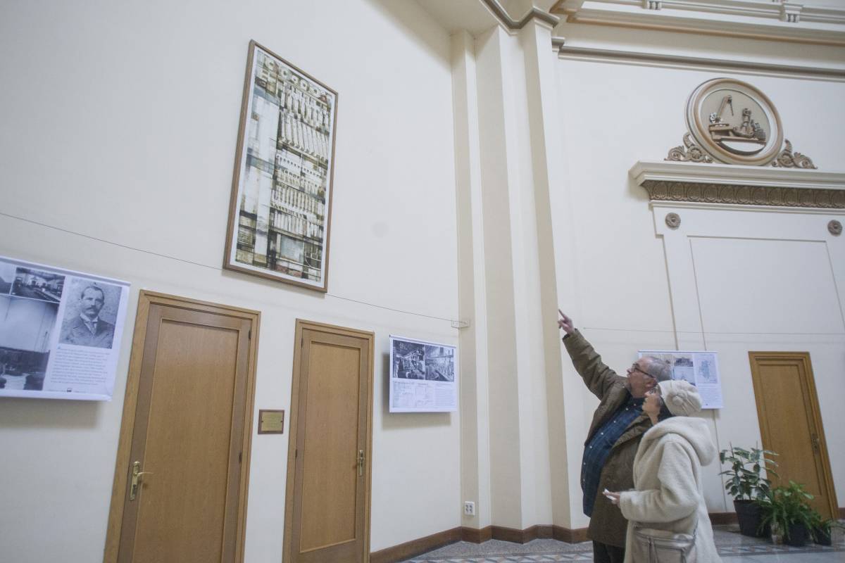 La filla i el gendre del Suri, mirant una creació de l'artista exhibida a la Cecot - Nebridi Aróztegui