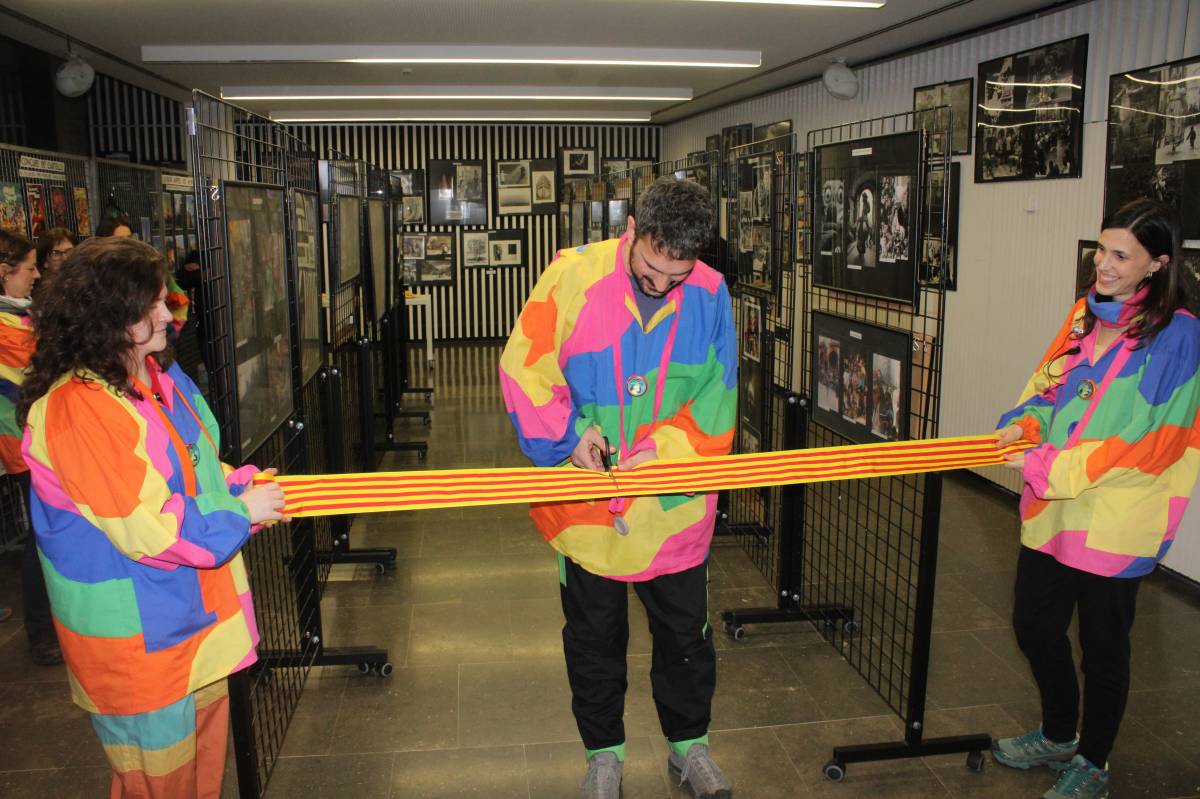 El president de l'associació de festes ha tallat la cinta inaugural  - Ramon Estany 