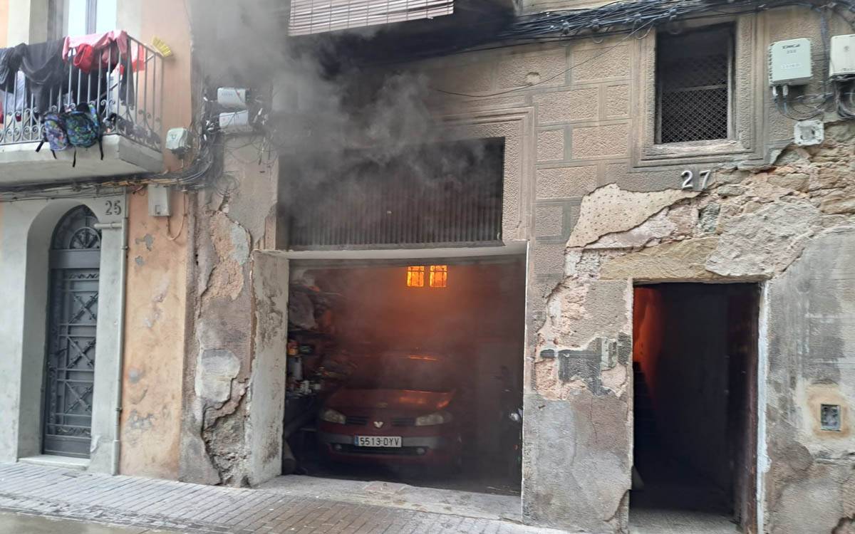 Flames en els baixos de l`edifici del carrer Santa Llúcia