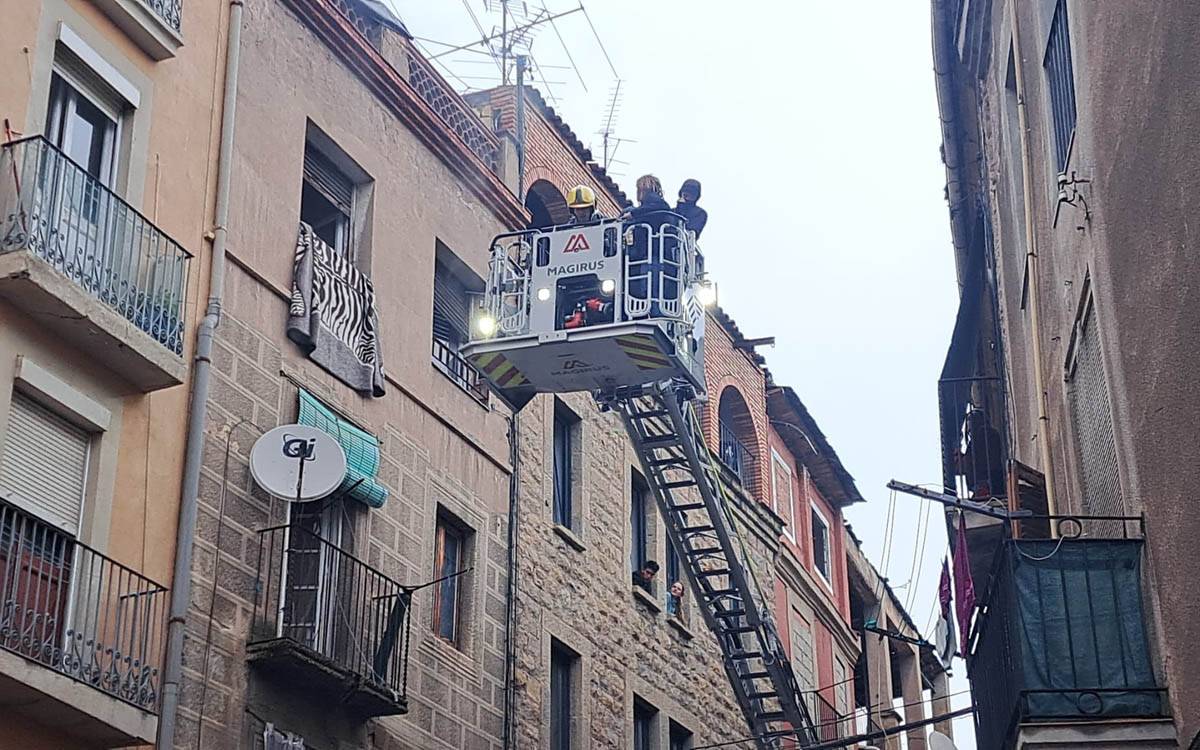 Rescat pels balcons a Manresa: setze persones evacuades en un incendi molt virulent al carrer Santa Llúcia