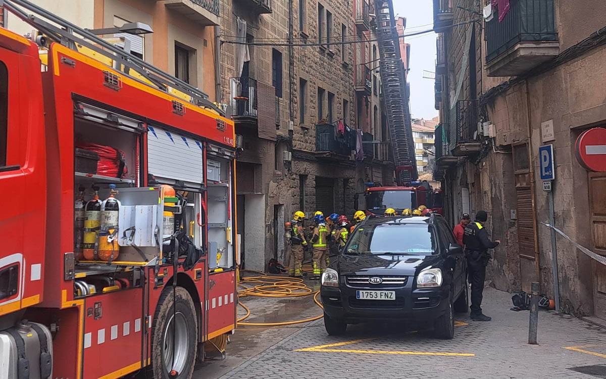 Desplegament dels cossos d`emergències durant l`incendi al carrer Santa Llúcia