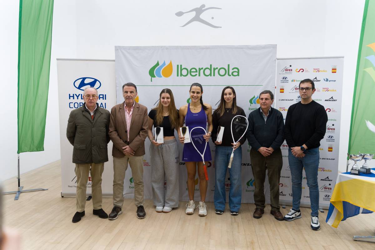 Les tres primeres classificades i les institucions presents, en l`entrega de premis