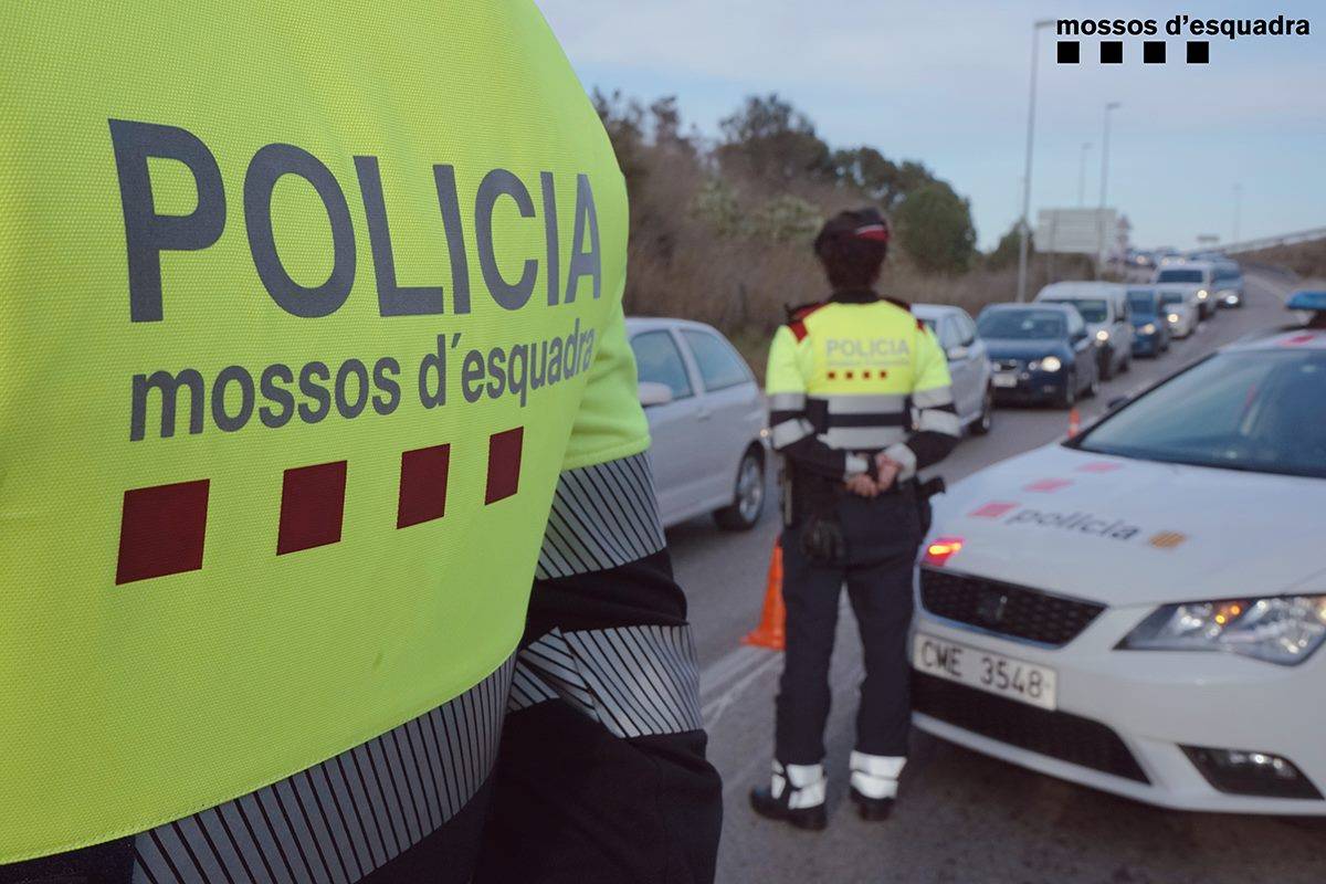 Conducció temerària i identitat falsa: detinguts per fugir d'un control a Llinars
