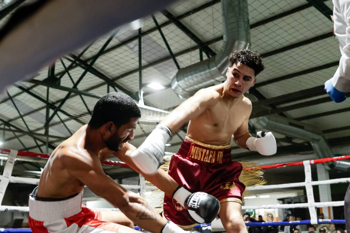 FOTOGALERIA | Musta Chadlioui guanya per K.O. en el seu debut com a professional