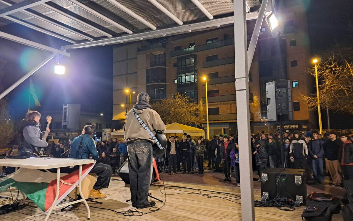 Música i sopar per resistir el desnonament del Bloc 8 a la plaça Catalunya