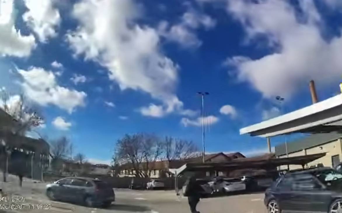 Graven la seqüència sencera d'un robatori amb el mètode de la sembra en un supermercat de Vic