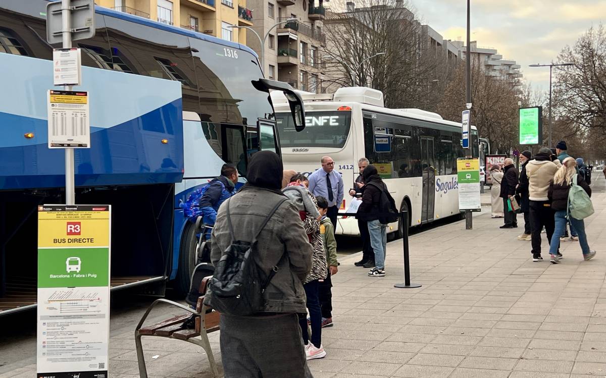 Moviment de passatgers a l`estació de tren de Vic, on hi ha la parada d`autobusos de Renfe.