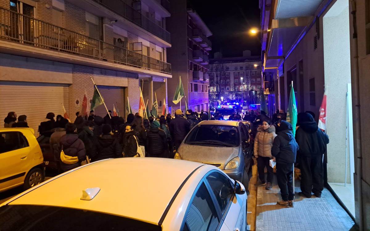 Arribada dels Mossos pel desallotjament del Bloc 8 de Manresa