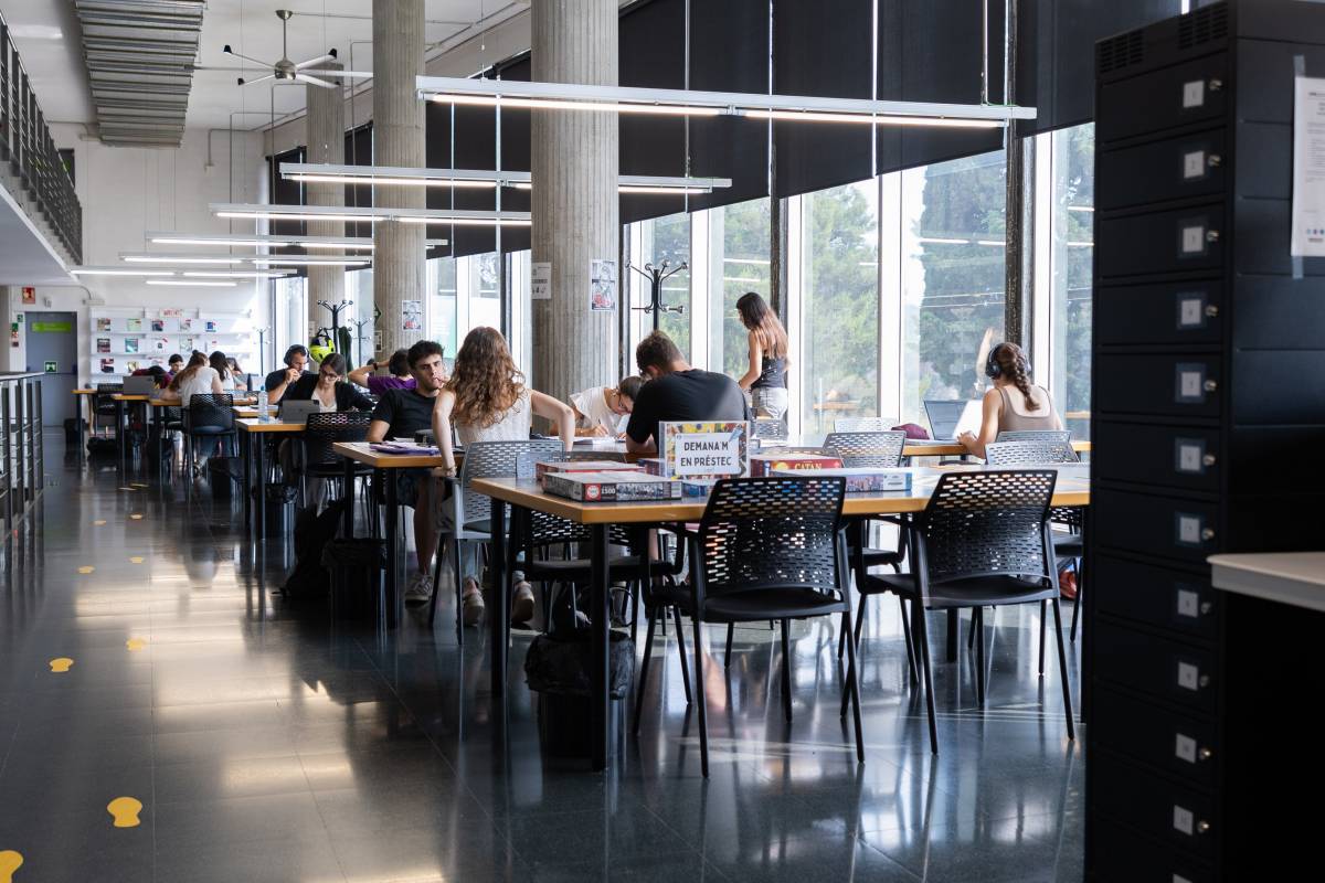 Estudiants a la Biblioteca de la UAB
