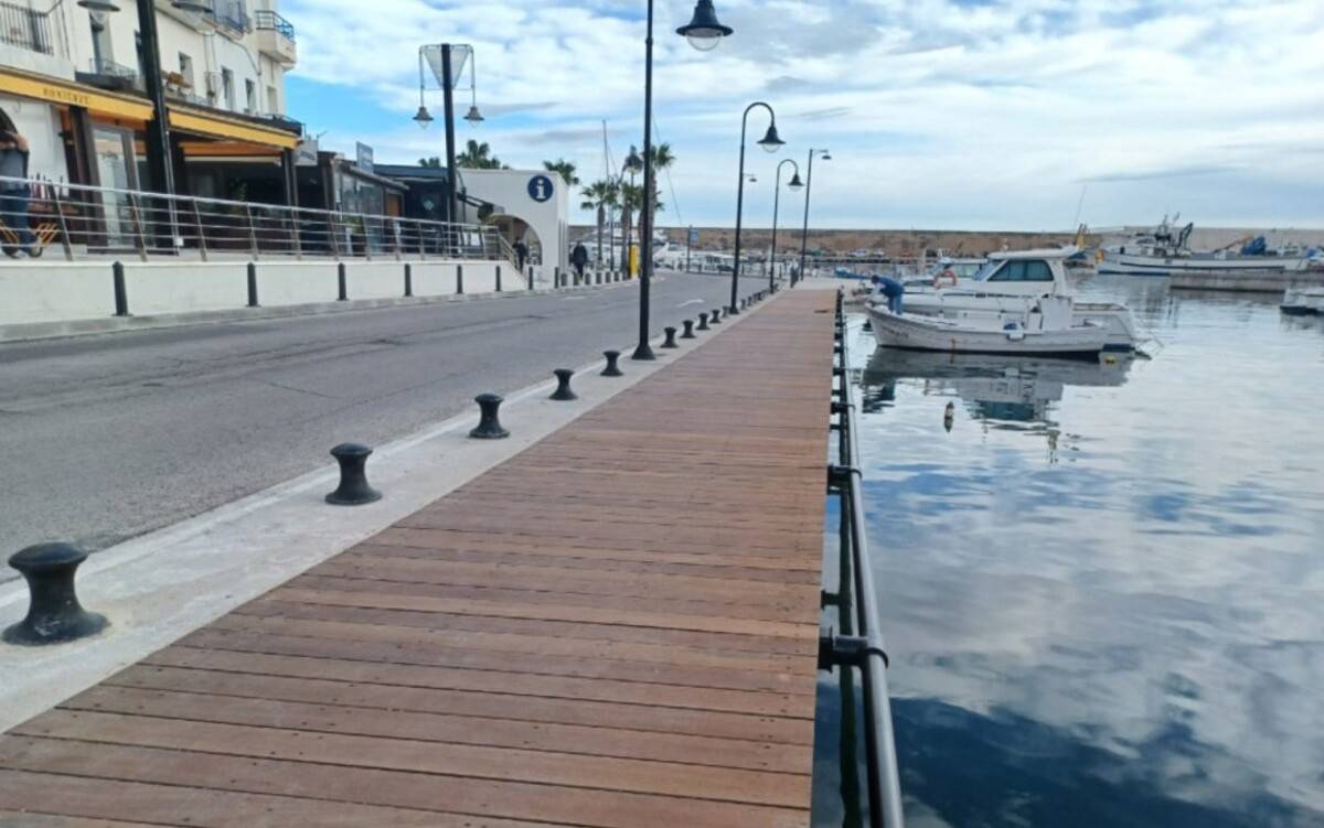 Renovada la passarel·la de fusta del port de l’Ametlla de Mar