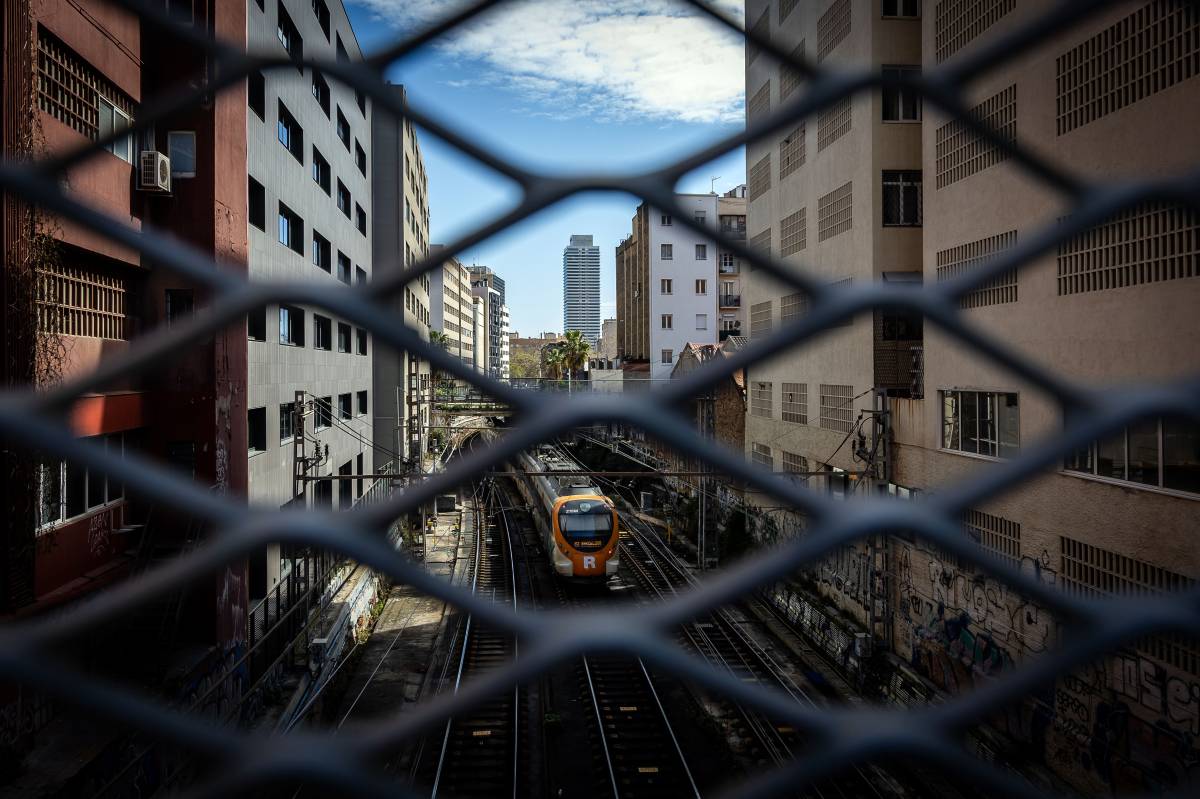 Rodalies no se suspèn per la ventada, però augmenta les limitacions de velocitat