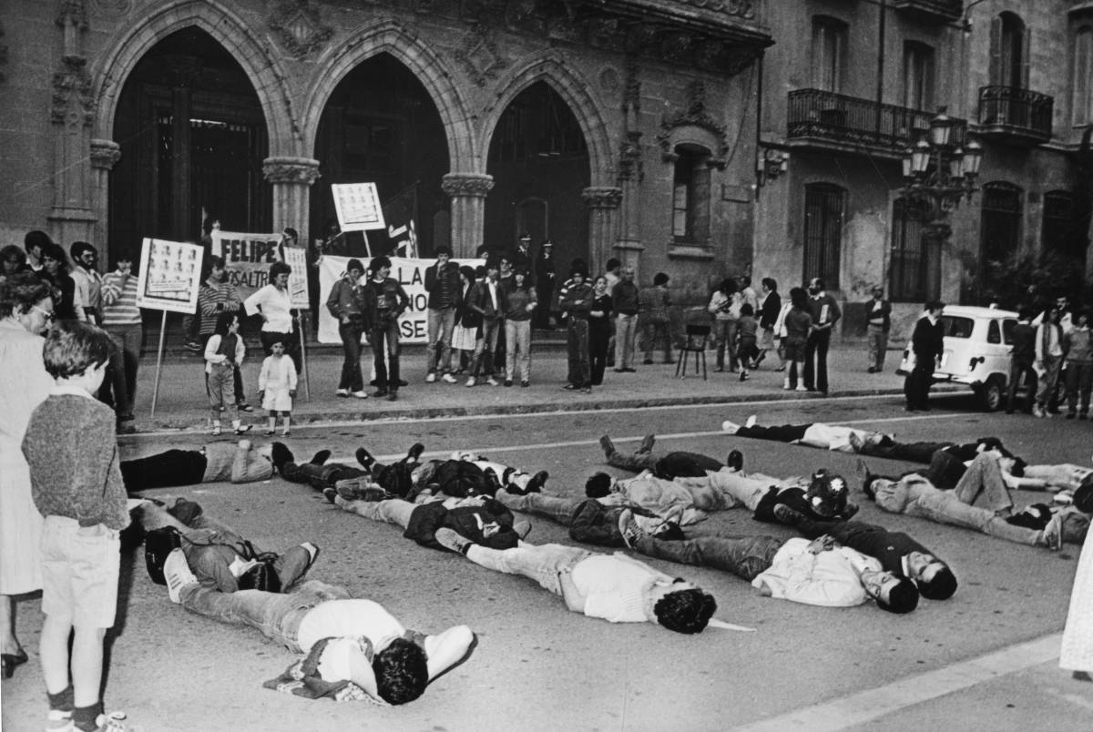 Una protesta i uns pacifistes estirats