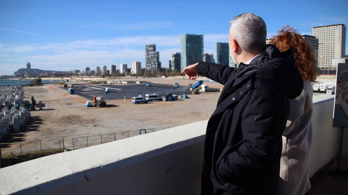 Collboni destapa la idea de la nova plataforma marina al Fòrum (i encaixa crítiques veïnals i polítiques)