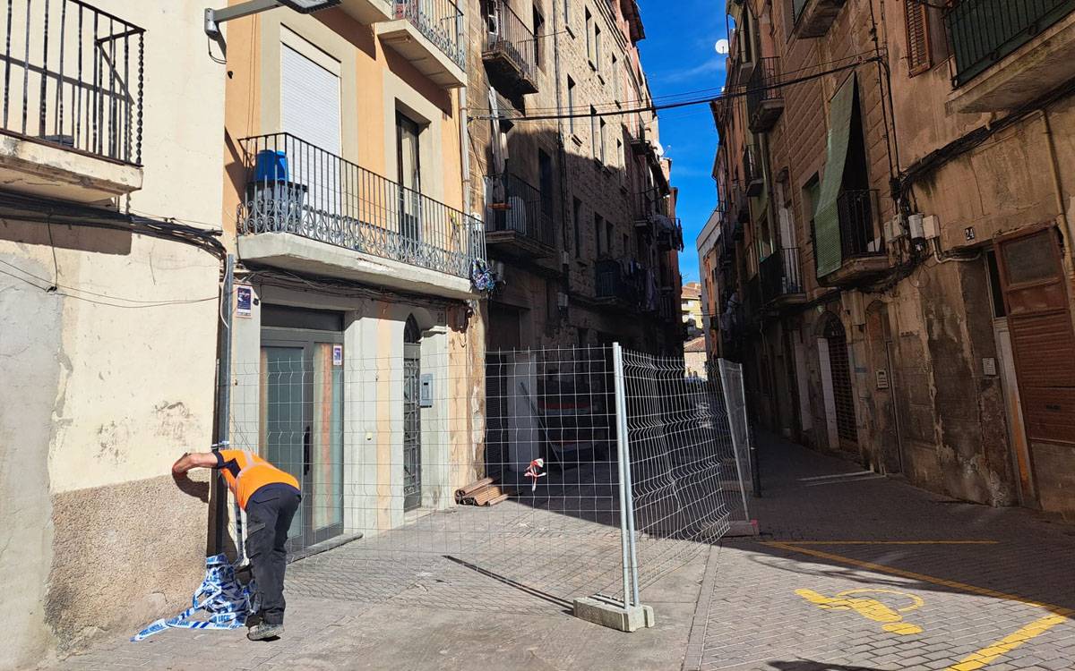 Manresa enderrocarà l'edifici incendiat del carrer Santa Llúcia i manté el desallotjament