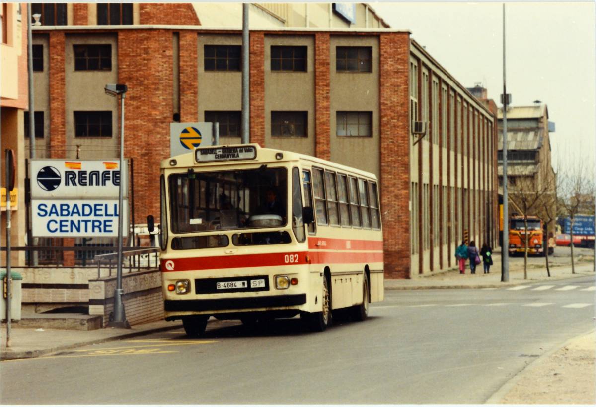 Un autobús interurbà davant l`estació de la Renfe Centre. Entre 1988 i 1989