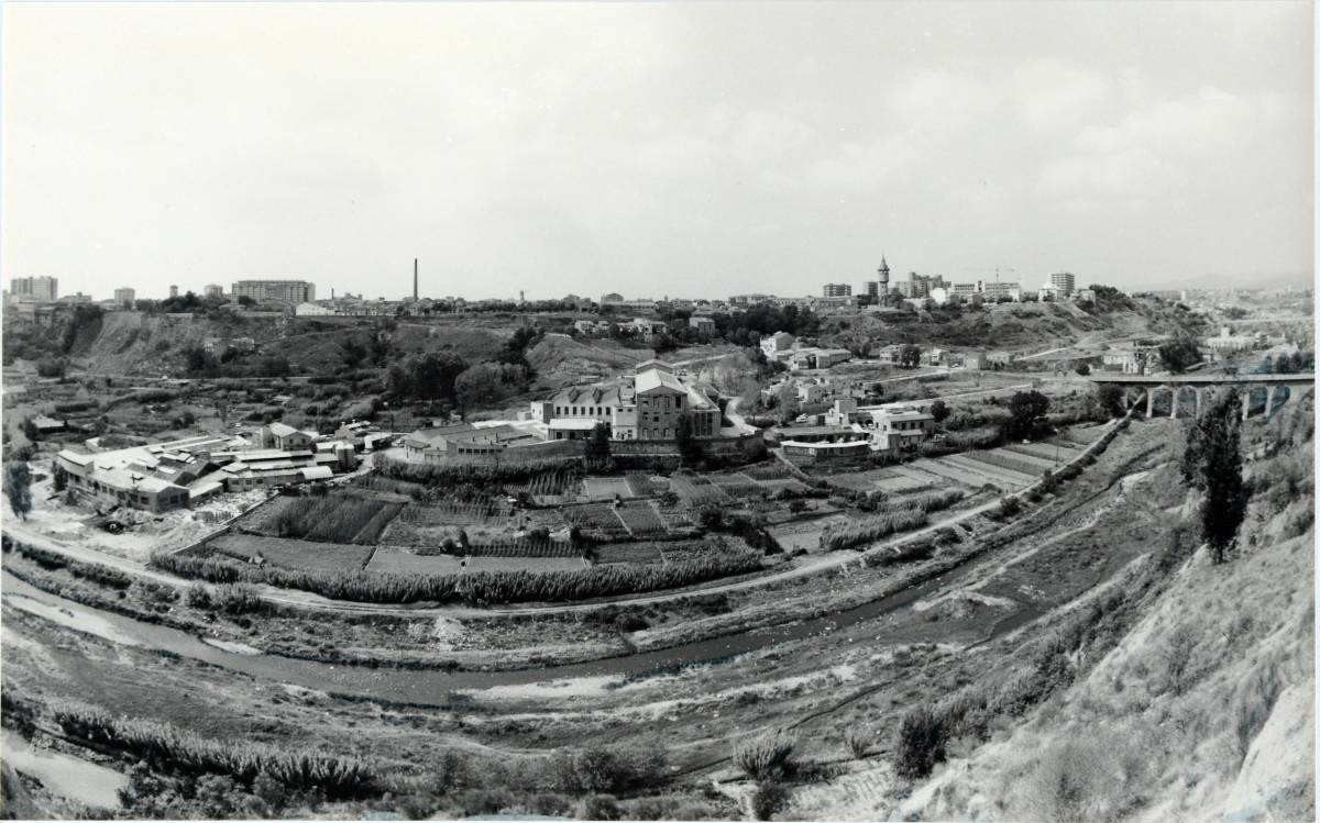 Vista panoràmica dels horts de riu Ripoll. Al fons la Torre de l`Aigua i el pont de la Salut. Sabadell. Any 1988
