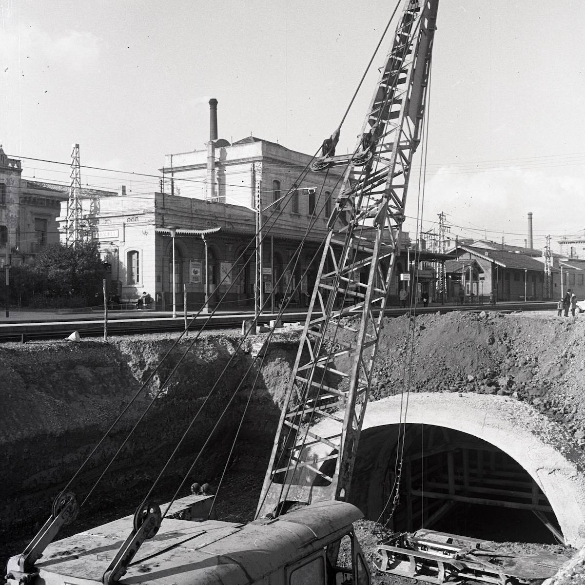 Obres de construcció dels túnels per soterrar les vies del tren de la Gran Via. Any 1972