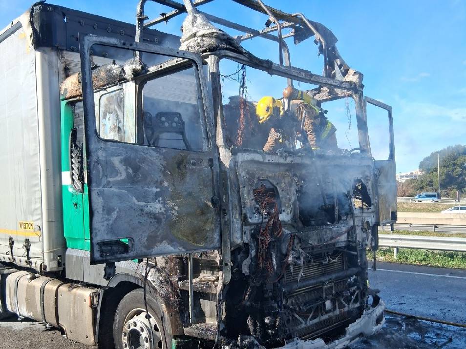 Un camió, completament calcinat a una àrea de servei de Cerdanyola del Vallès