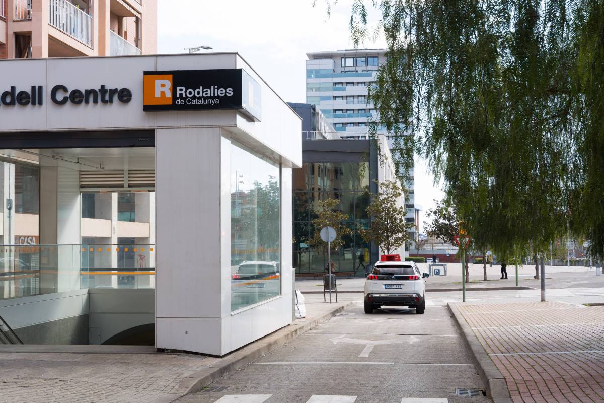 L`actual entrada de Sabadell Centre al carrer d`Alfons Sala, amb l`antiga ABB, ara Fira Sabadell, al fons