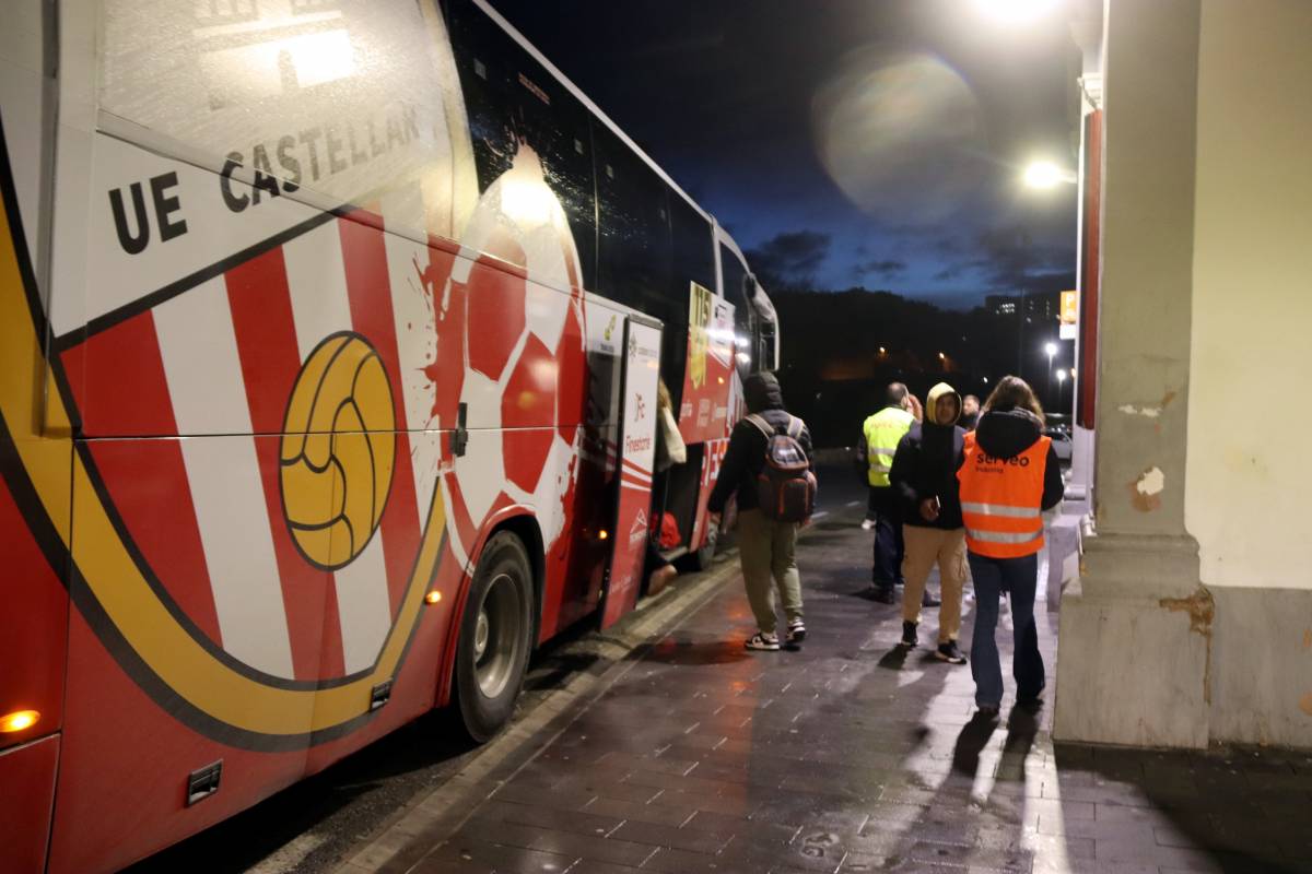 Renfe tira de l'autocar de la Unió Esportiva Castellar per portar passatgers de l'R4