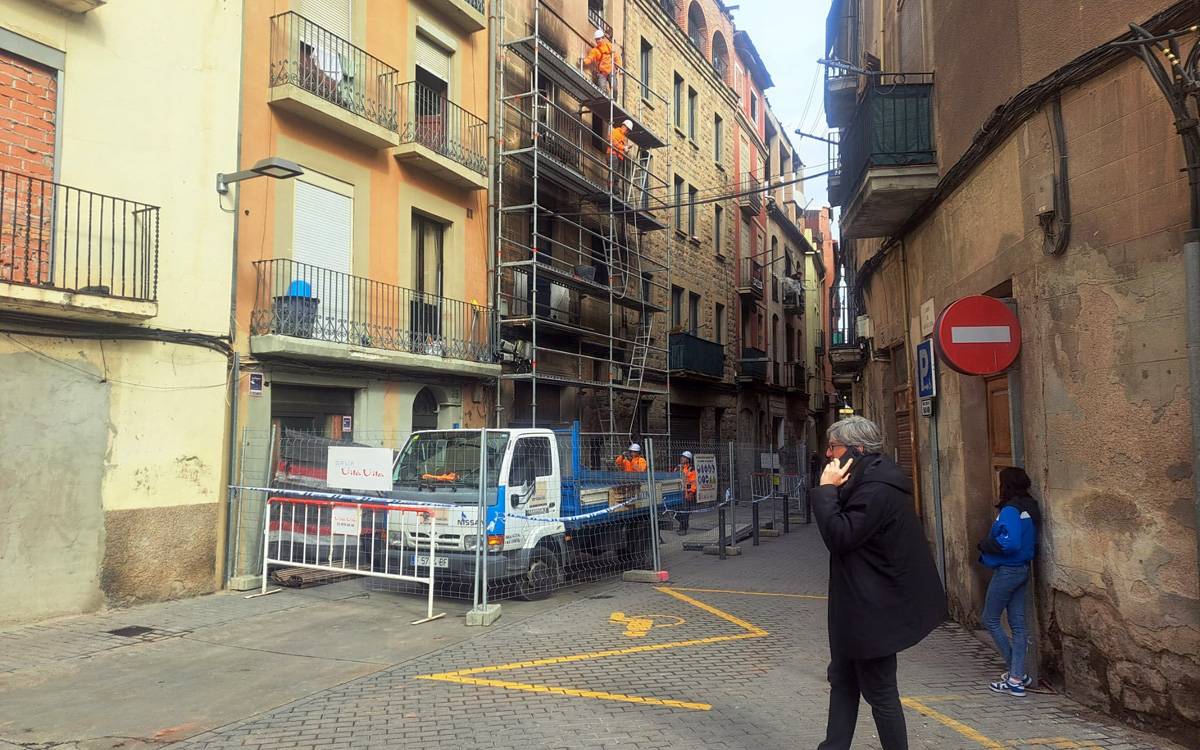 Operaris monten la bastida per iniciar l`enderrocament de l`edifici del carrer Santa Llúcia incendiat