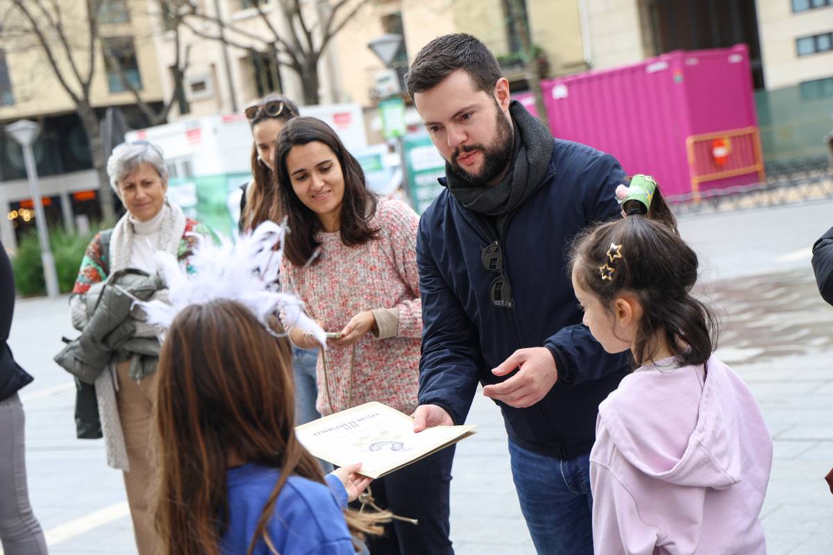 Els alumnes lliurant les propostes a Eloi Cortés