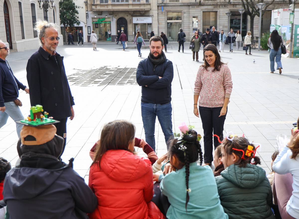 Xeivi Núñez, mestra d`art; Eloi Cortés, en representació del consistori, i Gerogina Nebot, tutora