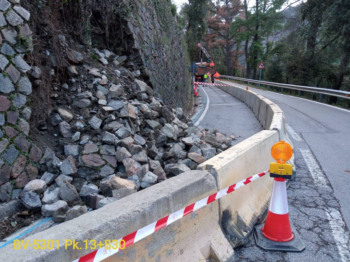 Montseny treballa per arreglar el despreniment a l'entrada del poble