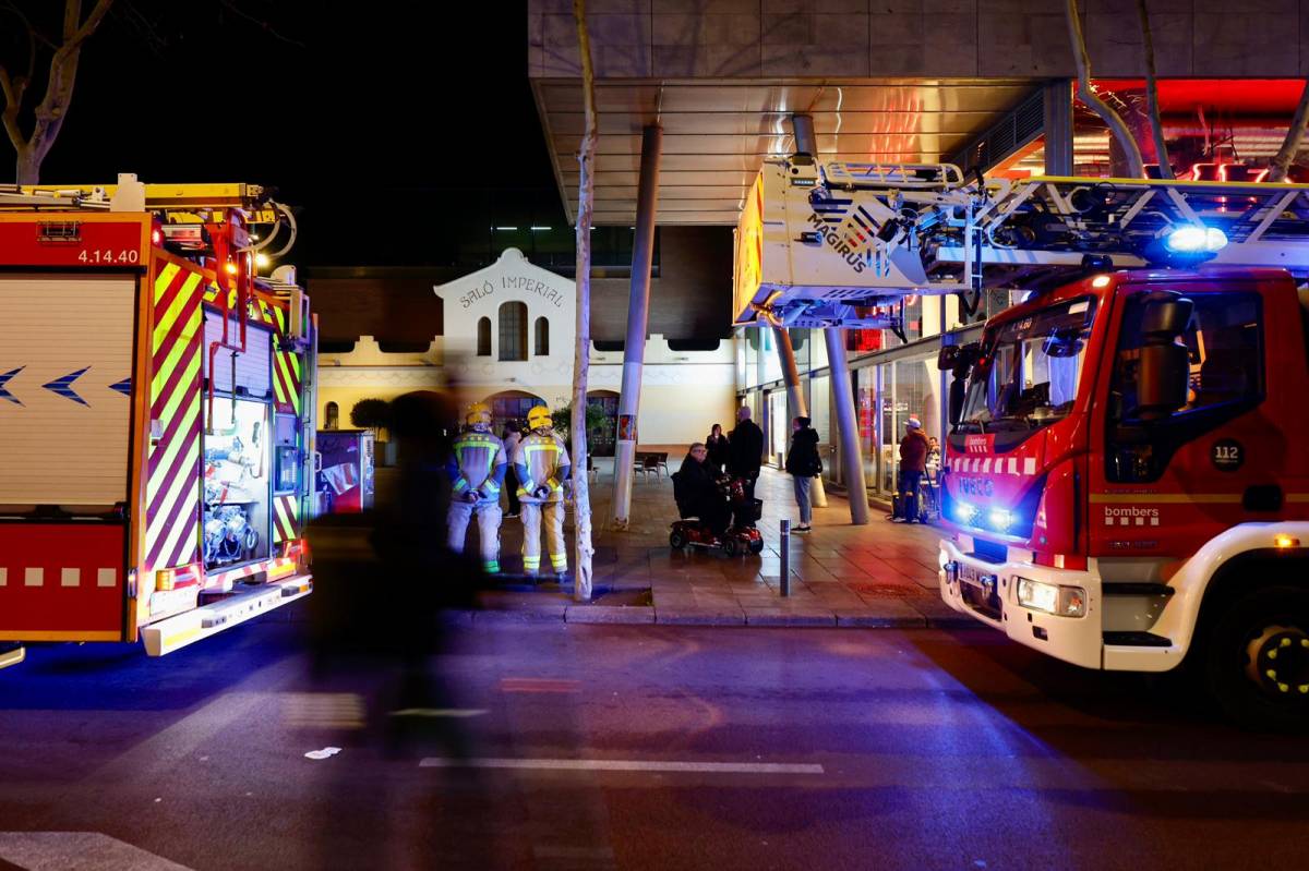 FOTOS | Evacuen el cinema Imperial de Sabadell per una falsa alarma