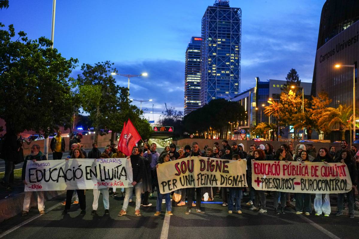 Els professors tallen les carreteres en la jornada de vaga per reclamar millores laborals