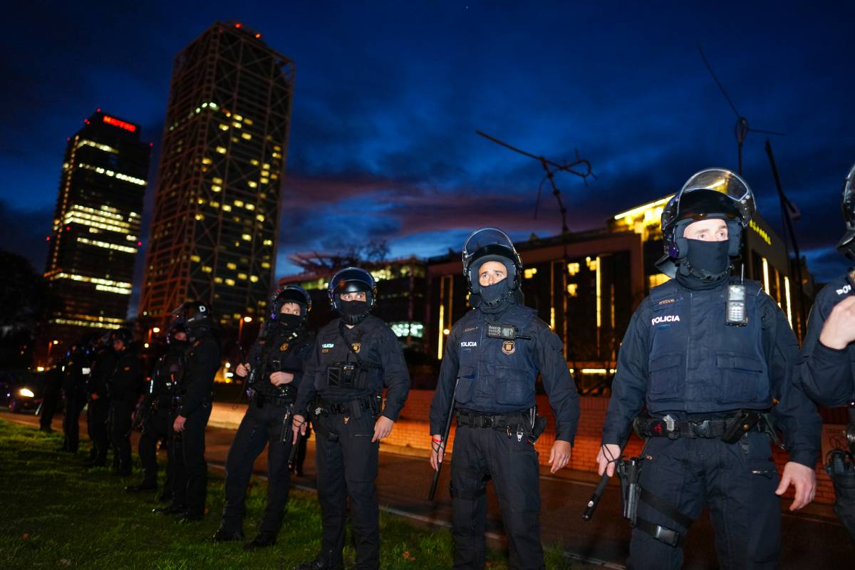 Una línia policial dels Mossos a la ronda Litoral - Joan Mateu Parra / ACN