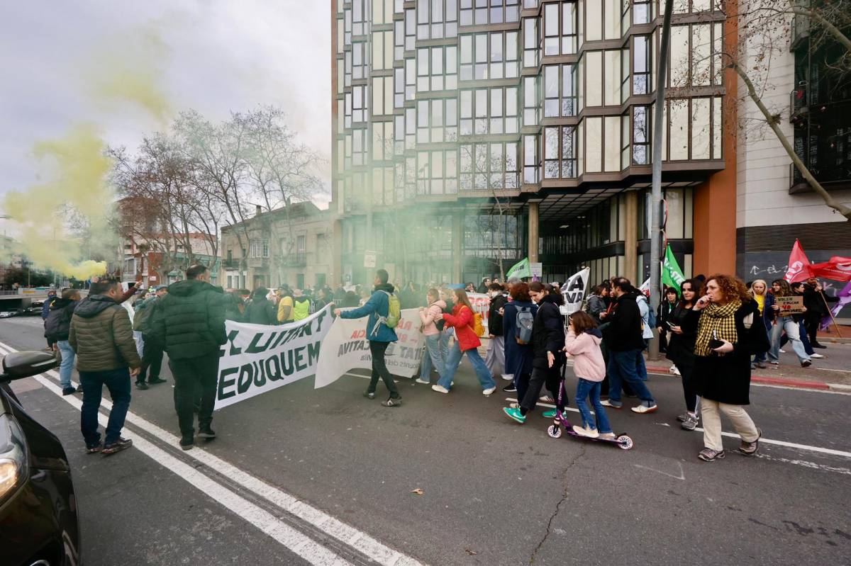 La comunitat docent talla la Gran Via de Sabadell durant la jornada de vaga