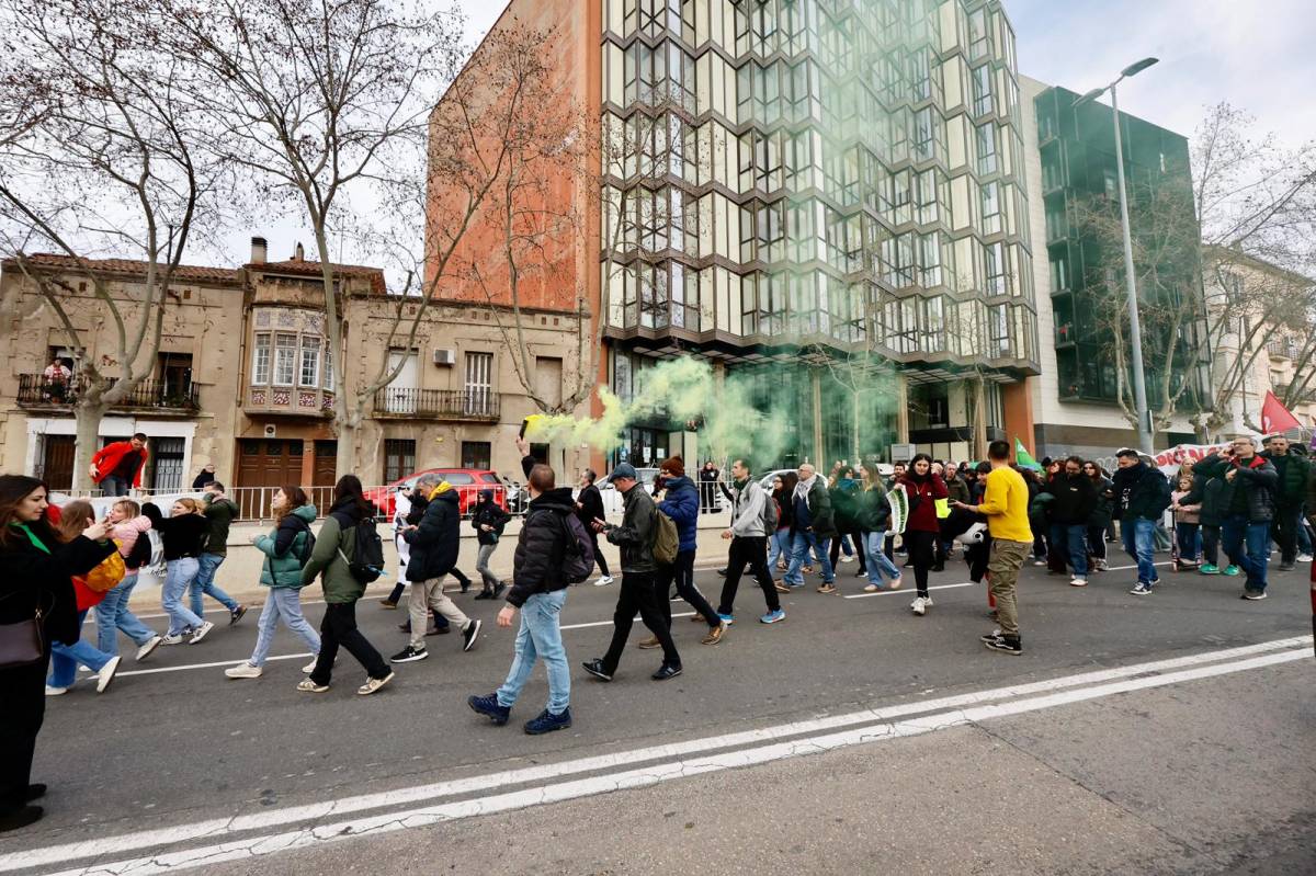 La comunitat docent talla la Gran Via de Sabadell durant la jornada de vaga