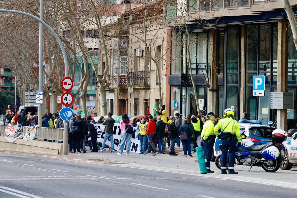 Concentració a les portes de Serveis Territorials de Sabadell, a la Gran Via