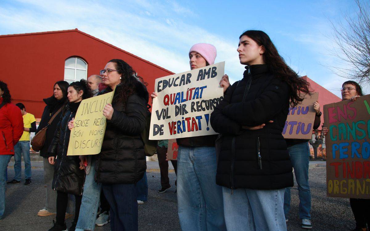 Professors del Baix Penedès fan una marxa lenta fins a Tarragona: reclamen «dignificar» l'educació pública