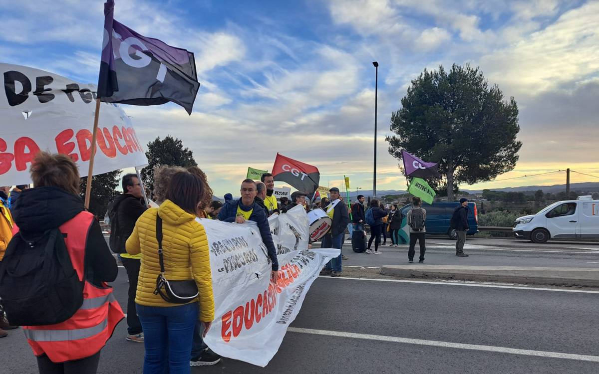 La manifestació de l`11-F tallant la C-55 a Manresa
