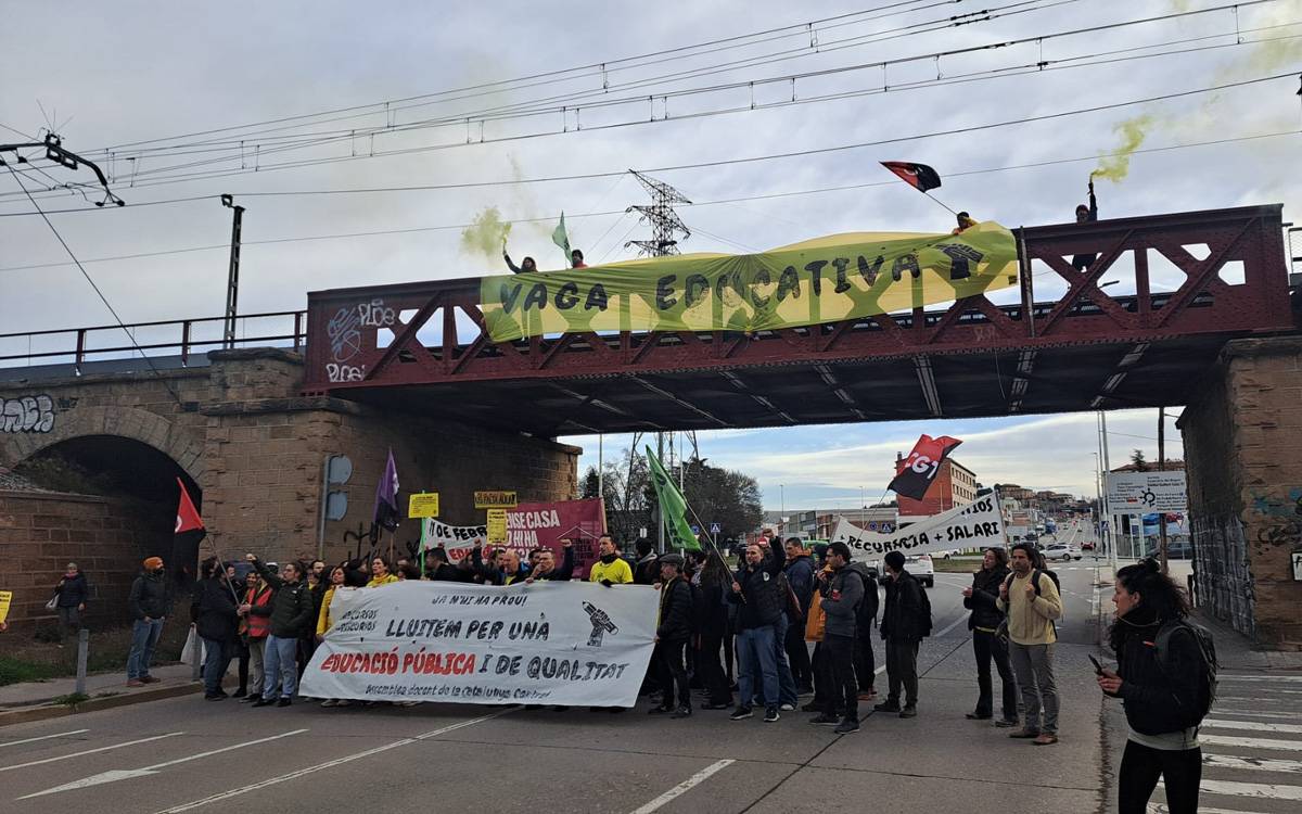 Vaga massiva de mestres al Bages amb talls a la C-55 i protesta als Serveis d'Educació