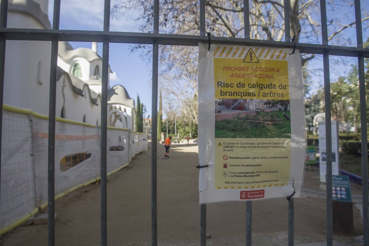 Terrassa tanca parcs i espais públics davant l’alt risc de ventades 