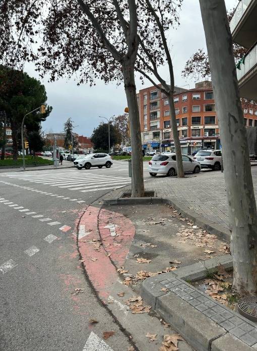 Controvertida multa per aparcar a un carril bici: "Sembla una plaça d'aparcament"