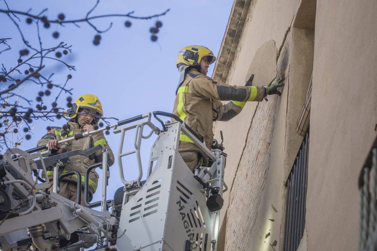 FOTOS | Els bombers sanegen una façana del carrer de Volta