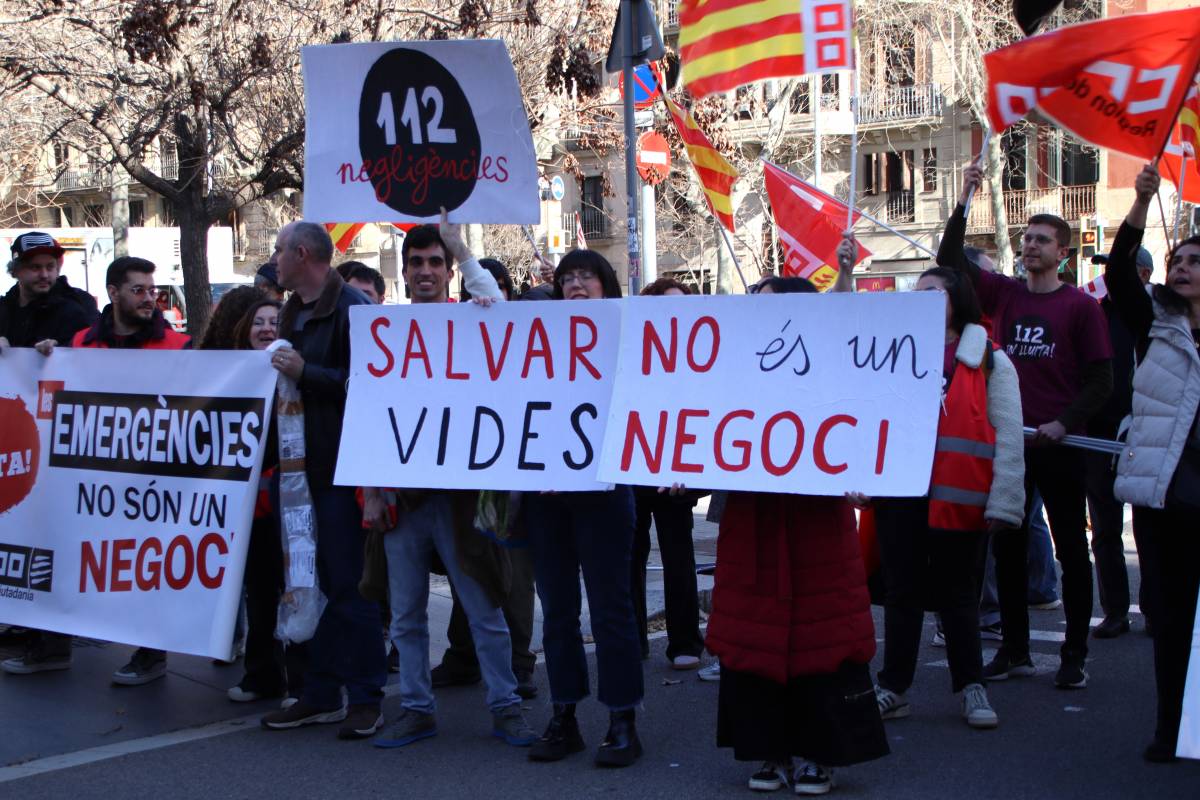 Treballadors del 112 protesten davant d'Interior per reclamar la internalització del servei