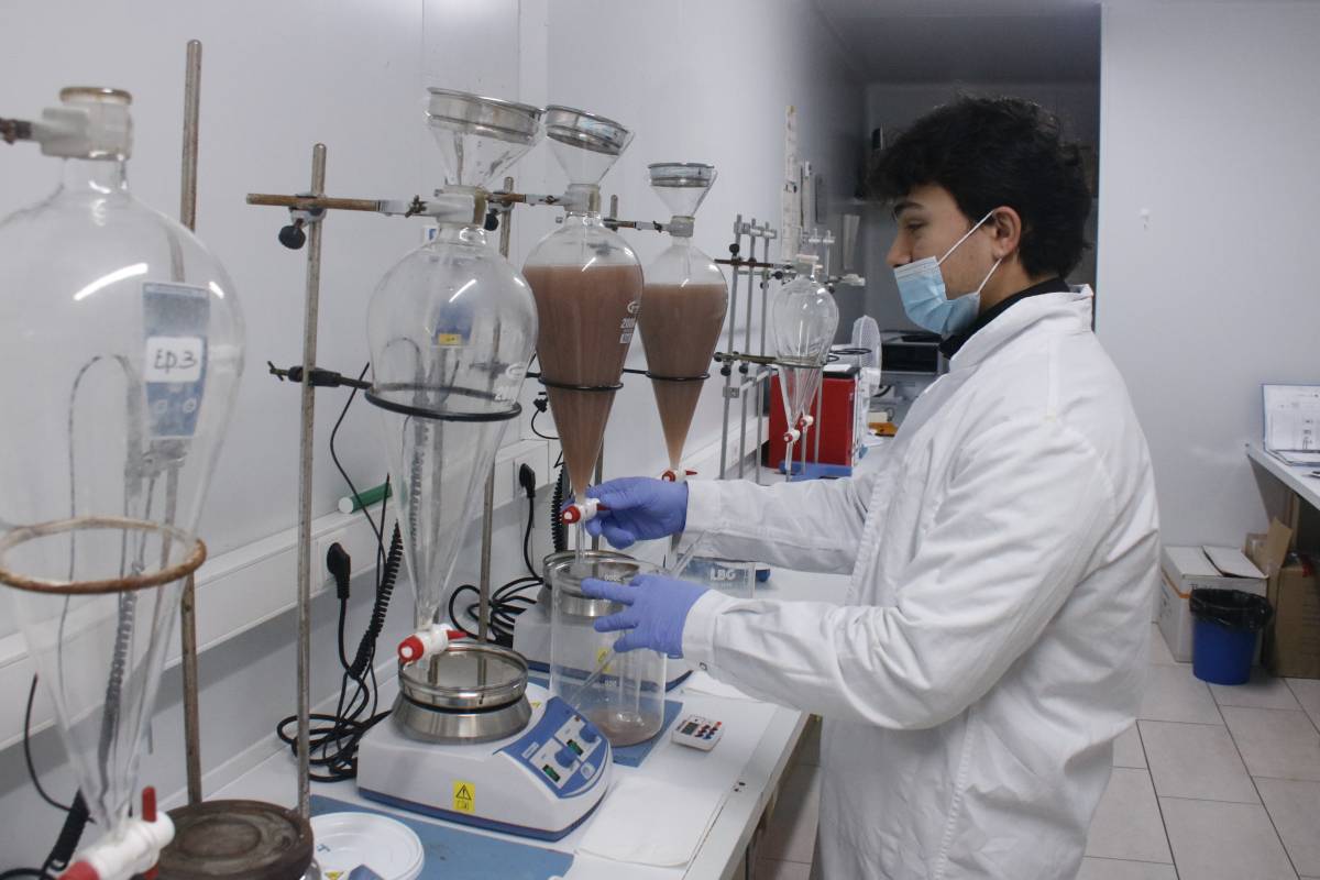 Treballador de Lantxaga al laboratori de l`empresa a Fornells de la Selva