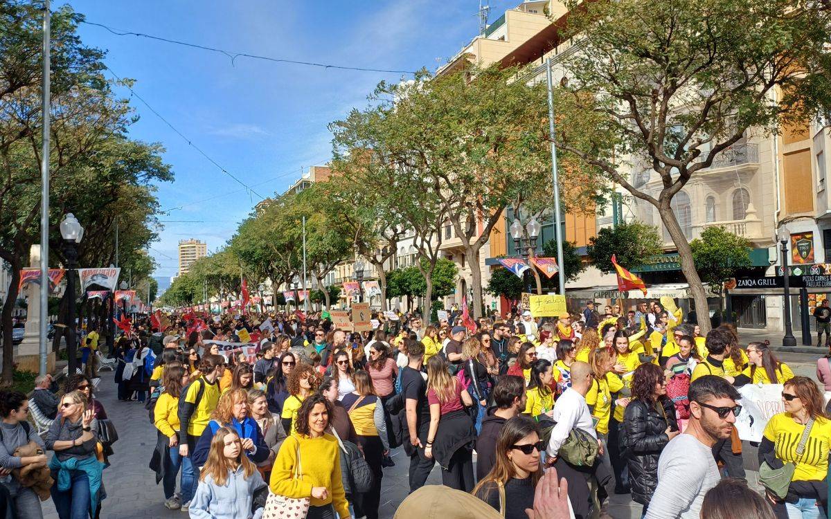 Més de 5.000 docents omplen els carrers de Tarragona per exigir millores en l'educació pública