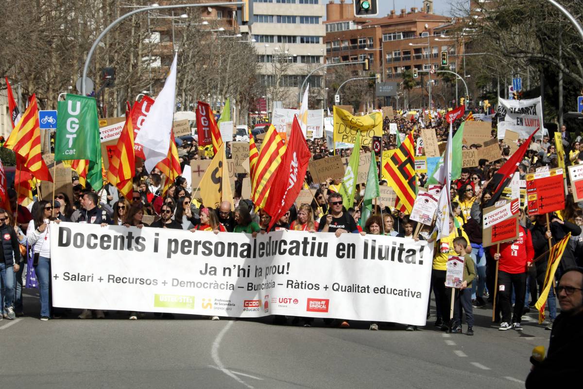 Multitudinària manifestació de professors a Lleida