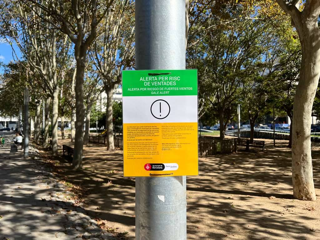 Barcelona tanca parcs i jardins per les ventades